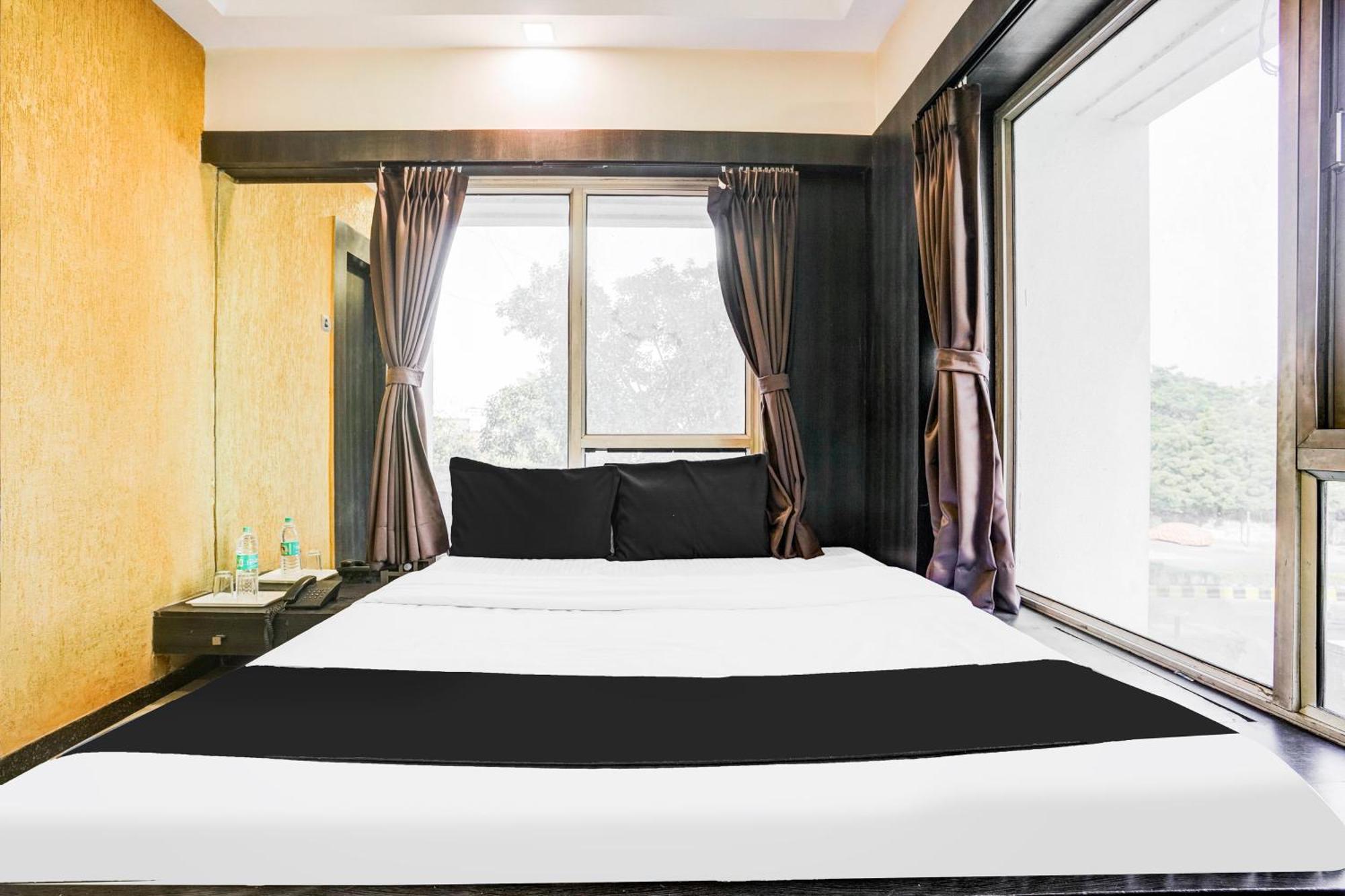 Super Collection O Ashram Road Near Sardar Bridge Formerly Hotel Apple Inn Ahmedabad Exterior photo