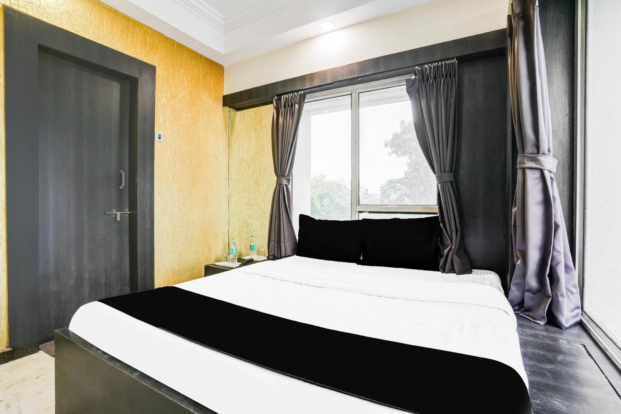 Super Collection O Ashram Road Near Sardar Bridge Formerly Hotel Apple Inn Ahmedabad Exterior photo